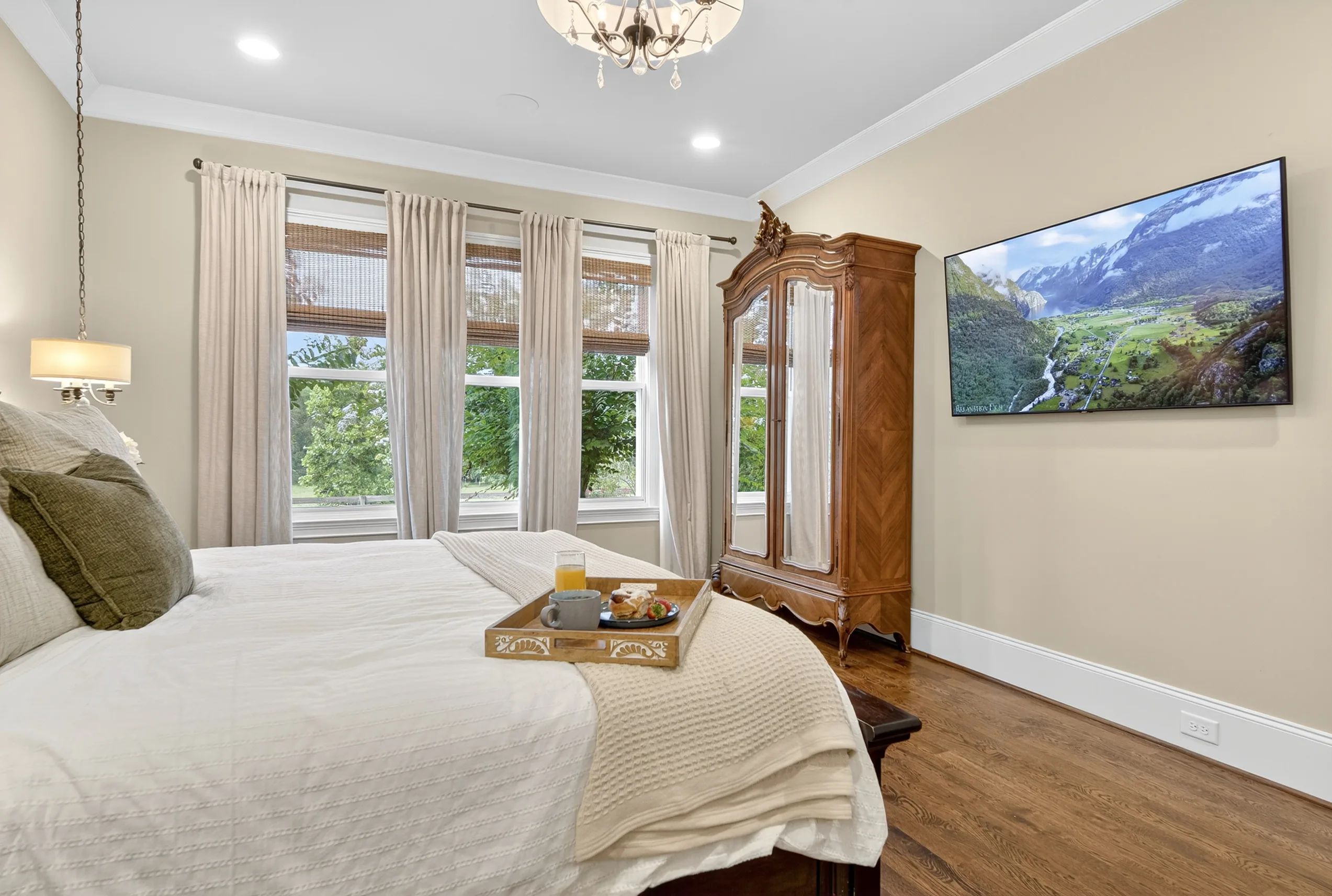 Master bedroom in a Franklin, Tennessee vacation rental